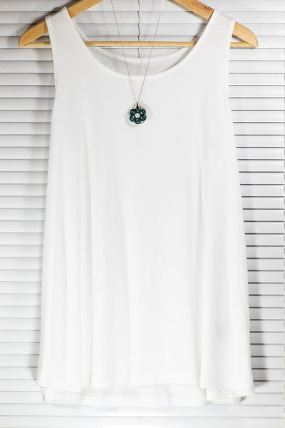 ROUND FLOWER PENDANT OF DIFFERENT COLORS