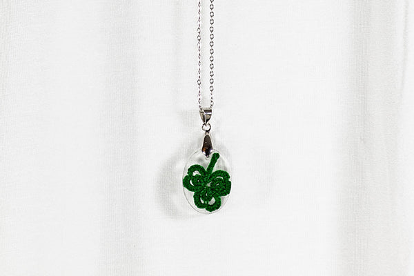 OVAL PENDANT THREE LEAF CLOVER