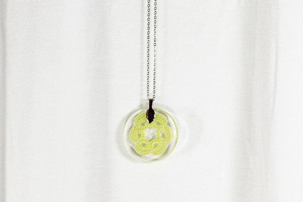 ROUND FLOWER PENDANT OF DIFFERENT COLORS