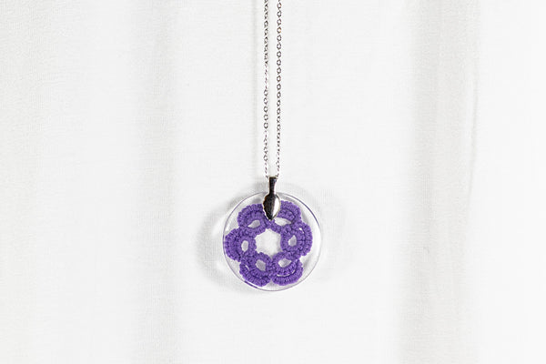 ROUND FLOWER PENDANT OF DIFFERENT COLORS