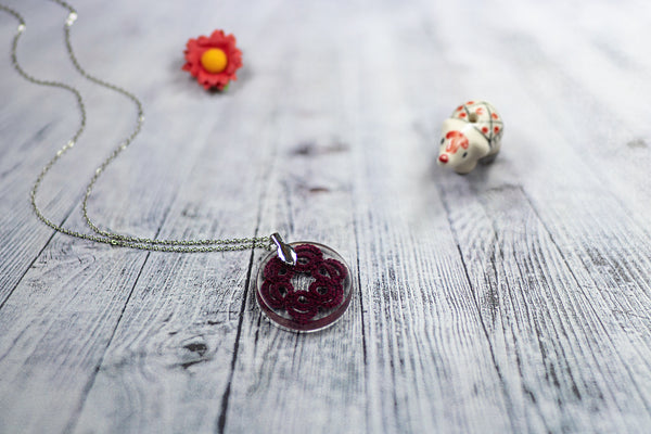 ROUND FLOWER PENDANT OF DIFFERENT COLORS
