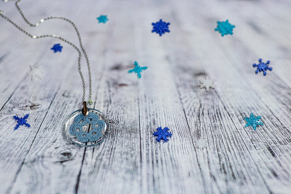 ROUND FLOWER PENDANT OF DIFFERENT COLORS