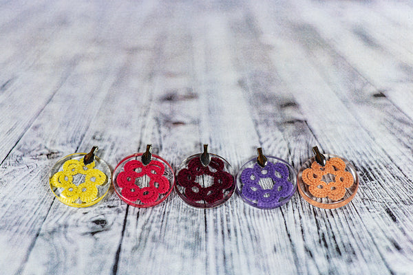 ROUND FLOWER PENDANT OF DIFFERENT COLORS