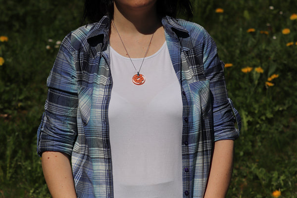 ROUND FLOWER PENDANT OF DIFFERENT COLORS