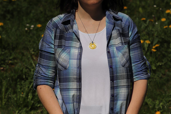 ROUND FLOWER PENDANT OF DIFFERENT COLORS