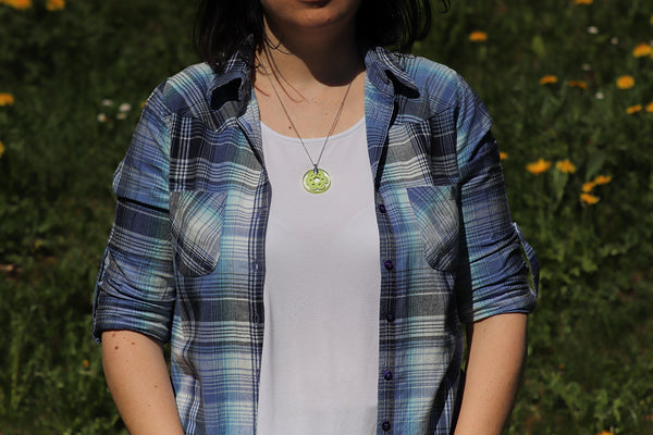 ROUND FLOWER PENDANT OF DIFFERENT COLORS
