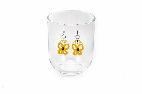 Viseči ovalni uhani iz epoksidne smole z metuljem iz čipke v različnih barvah. Kaveljčki so iz nerjavečega jekla.