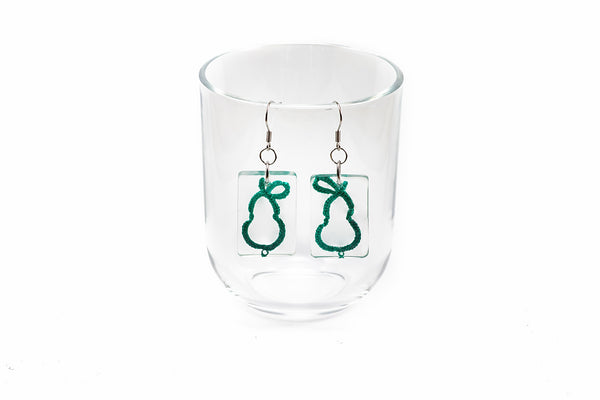 Pravokotni viseči uhani iz epoksidne smole s čipko v obliki zelene hruške. Kaveljčki so iz nerjavečega jekla.