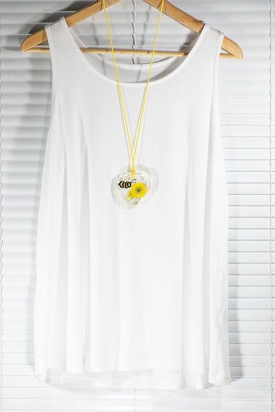 BEE PENDANT WITH YELLOW DAISY