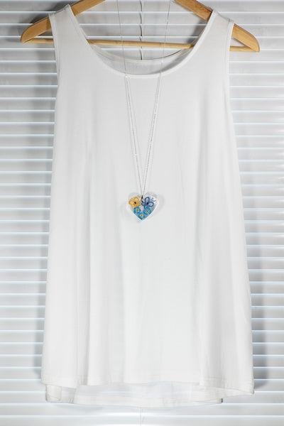 HEART-SHAPED PENDANT WITH A BLUE AND YELLOW BUTTERFLY ON FORGET-ME-NOT FLOWERS