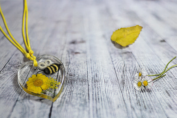 BEE PENDANT WITH YELLOW DAISY