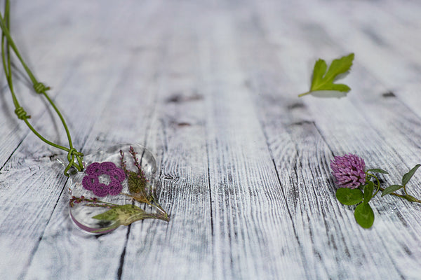 GREEN PENDANT PURPLE FLOWER IN BAROQUE FORM