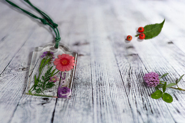 PENDANT PURPLE SNAIL ON THE MEADOW