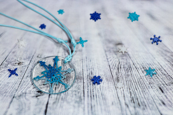 BLUE ROUND PENDANT CROCHETED SNOWFLAKE