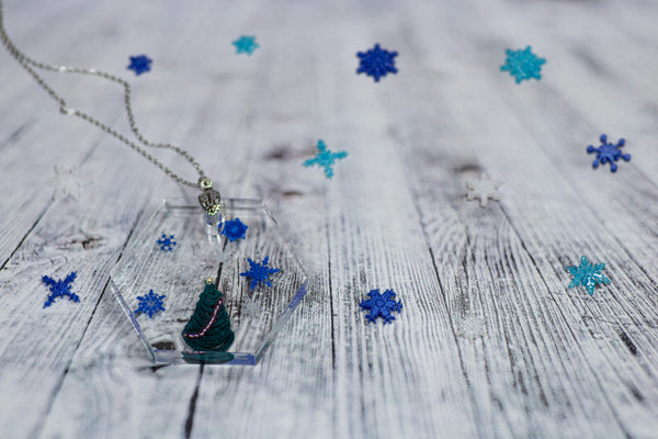 HEXAGON PENDANT CHRISTMAS TREE WITH SNOWFLAKES