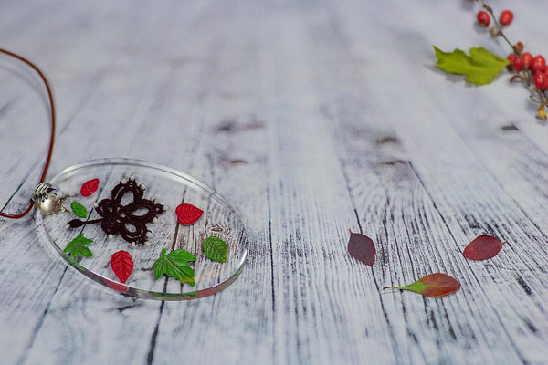 OVAL AUTUMN PENDANT BORDEAUX RED MAPLE LEAF