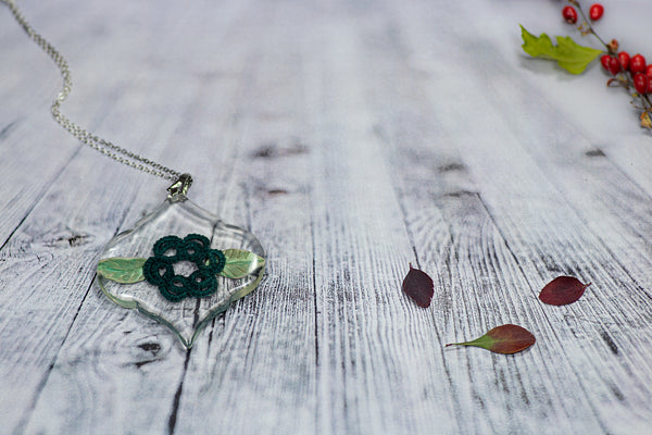 BAROQUE PENDANT DARK GREEN FLOWER WITH TWO LEAVES