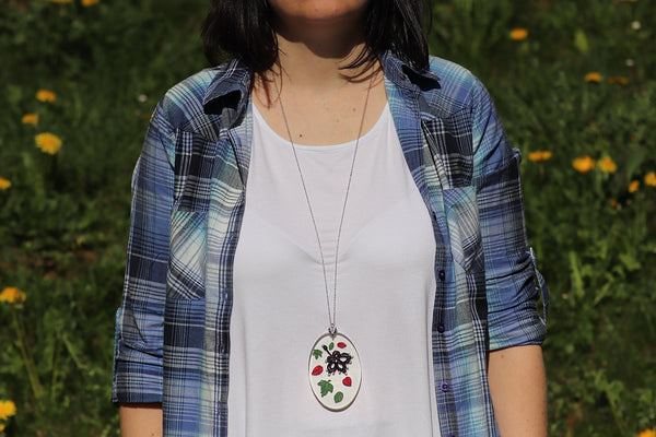 OVAL AUTUMN PENDANT BORDEAUX RED MAPLE LEAF