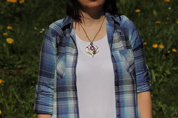 GREEN PENDANT PURPLE FLOWER IN BAROQUE FORM