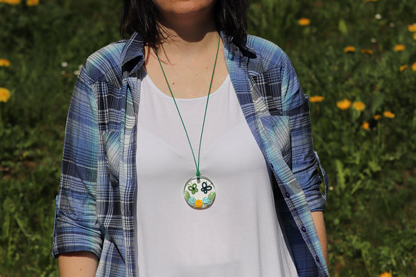 ROUND PENDANT GREEN BUTTERFLY ON YELLOW BLUE ROSES