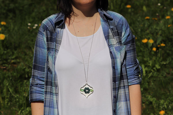 BAROQUE PENDANT DARK GREEN FLOWER WITH TWO LEAVES