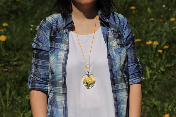 PENDANT YELLOW FLOWER ON YELLOW FLOWERING MEADOW