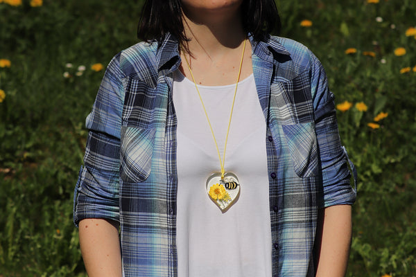 BEE PENDANT WITH YELLOW DAISY