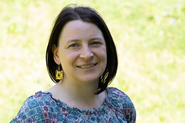 SQUARE FLOWER EARRINGS IN DIFFERENT COLORS