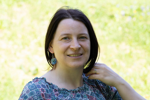 ROUND BUTTERFLY EARRINGS IN DIFFERENT COLORS