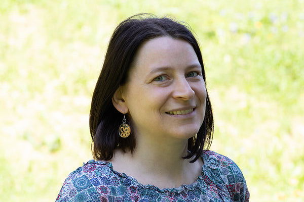 ROUND BUTTERFLY EARRINGS IN DIFFERENT COLORS