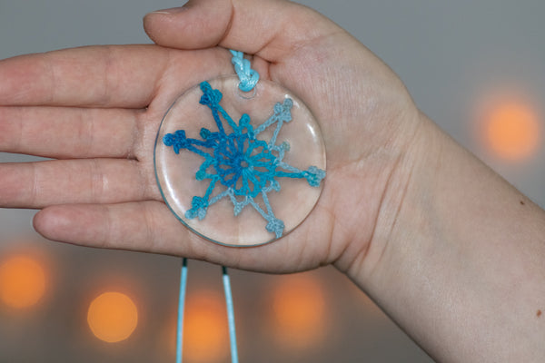 BLUE ROUND PENDANT CROCHETED SNOWFLAKE