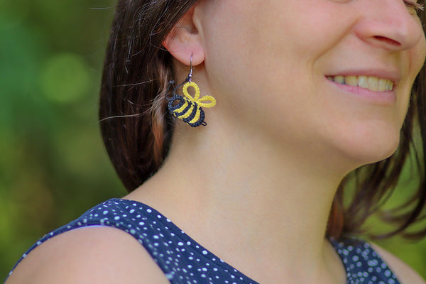 Čipkasti viseči uhani v obliki čebelice, ki visijo na kaveljčkih iz nerjavečega jekla.