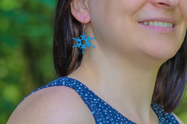 Uhani iz čudovite modre čipke v obliki snežinke, ki visijo na kaveljčkih iz nerjavečega jekla.