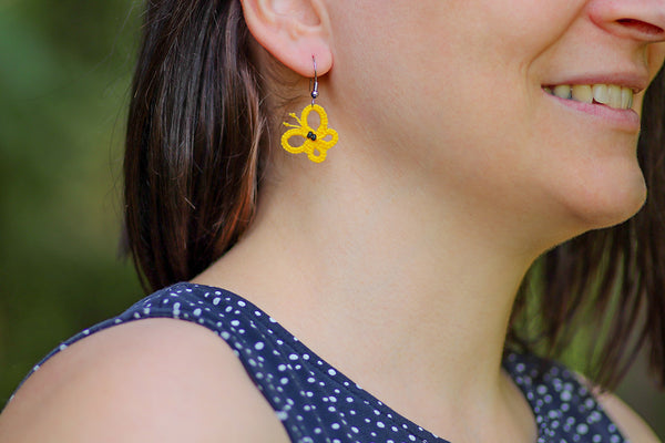 Čipkasti viseči uhani v obliki metulja na izbiro v pestri paleti barv, ki visijo na kaveljčkih iz nerjavečega jekla.