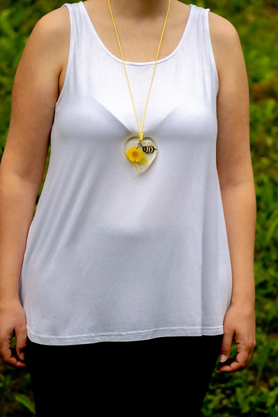 BEE PENDANT WITH YELLOW DAISY