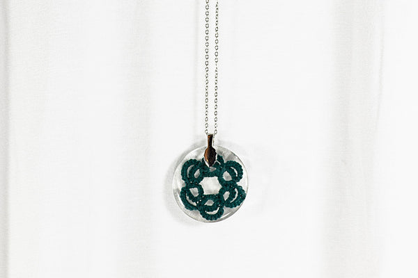 ROUND FLOWER PENDANT OF DIFFERENT COLORS