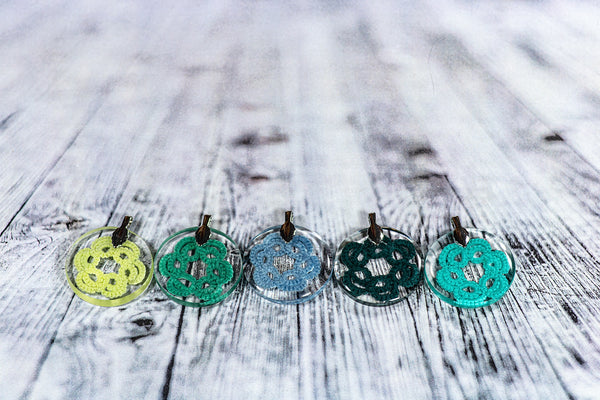 ROUND FLOWER PENDANT OF DIFFERENT COLORS