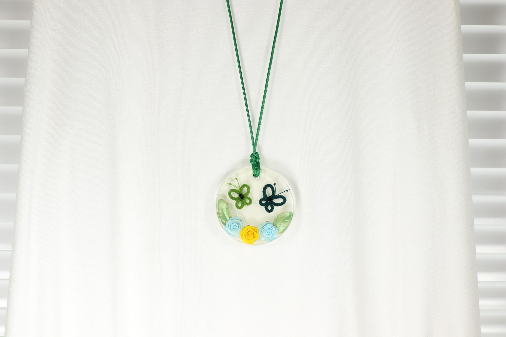ROUND PENDANT GREEN BUTTERFLY ON YELLOW BLUE ROSES