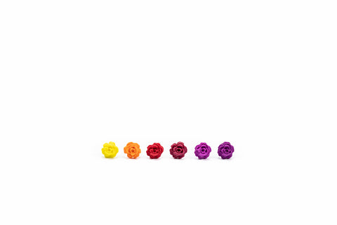Majhni uhani iz polimerne gline v obliki vrtnic, v različnih barvah, z nastavki iz nerjavečega jekla.