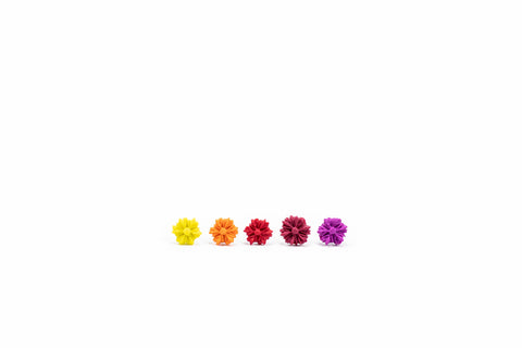 Majhni fiksni uhani cvetlic iz polimerne gline v petih različnih barvah: rumeni oranžni, rdeči, temno rdeči in vijolično ciklamni. Nastavki za uhane so iz nerjavečega jekla.
