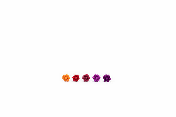 Fiksni uhani mini cvetlic v različnih barvah na nastavkih iz nerjavečega jekla.