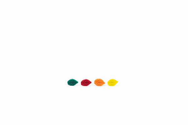 Majhni fiksni uhani iz polimerne gline v barvah: temno zelena, rdeča, oranžna in rumena. Z nastavki iz nerjavečega jekla.