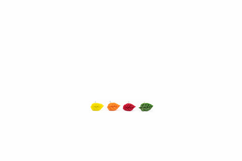 Mini fiksni uhani navadnega drevesnega lista v barvah rumene, oranžne, temno rdeče in svetlo zelene. Narejeni iz polimerne gline. Na nastavkih iz nerjavečega jekla.