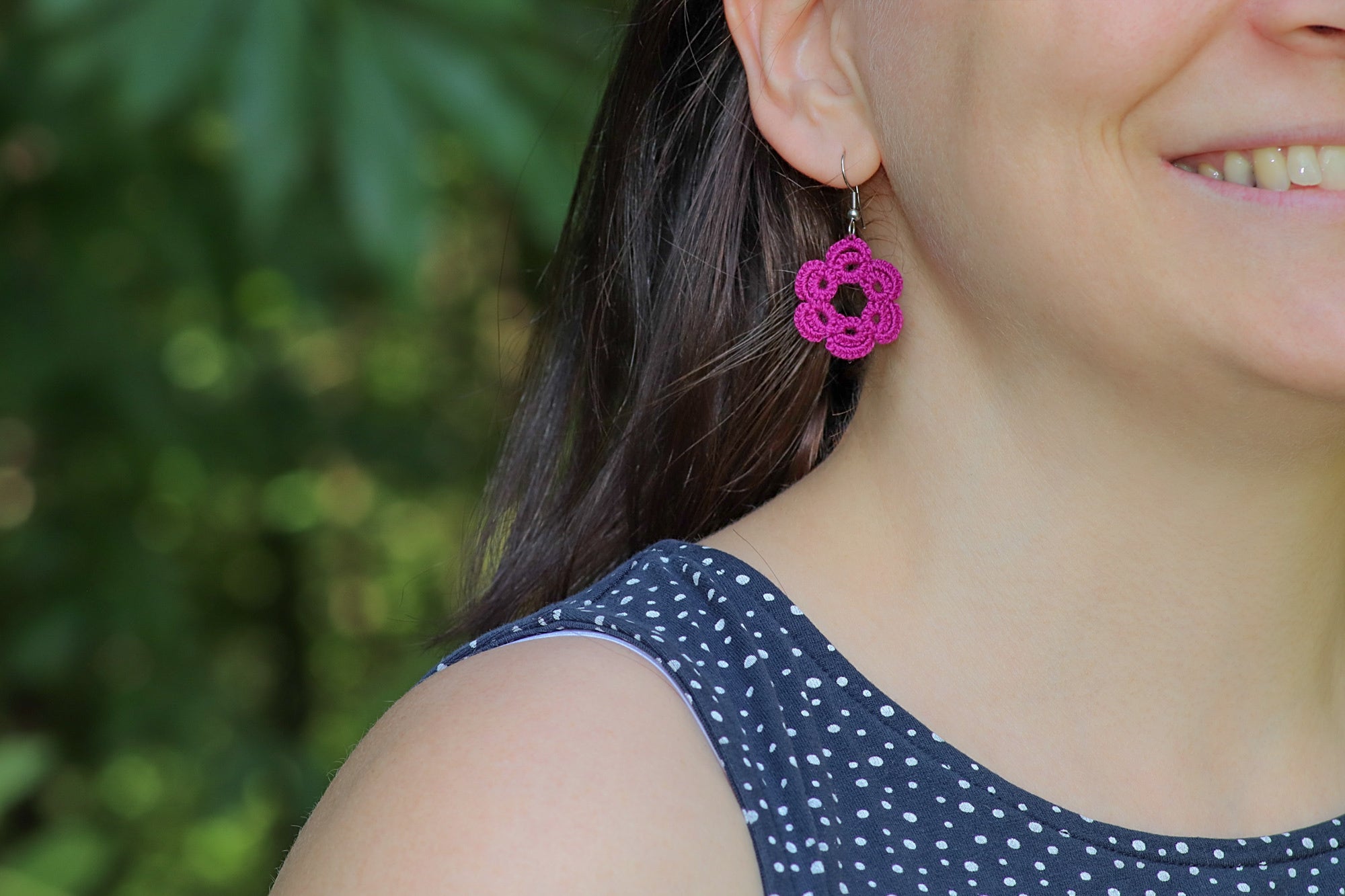 Čipkasti viseči uhani v obliki cveta v različnih barvah, ki visijo na kaveljčkih iz nerjavečega jekla.
