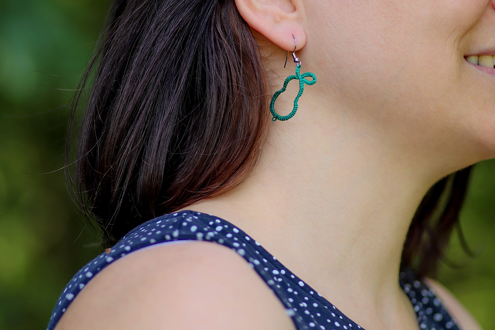 Čipkasti viseči uhani v obliki zelene hruške, ki visijo na kaveljčkih iz nerjavečega jekla.